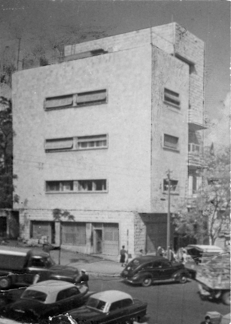 בצילום: בית קרמן סראקבי, סירקין 34, סמוך לשוק תלפיות של אדר' משה גרשטל. מימין השרטוט מאוסף גרשטל.