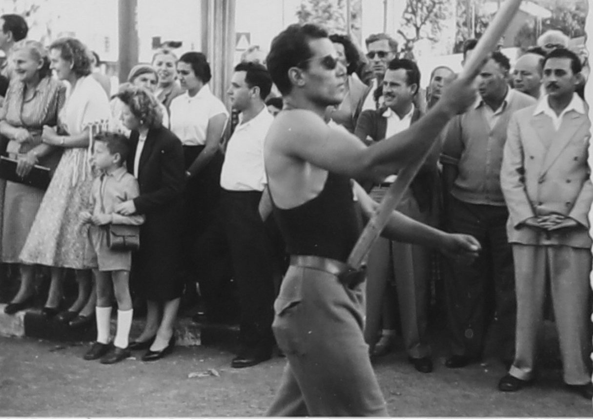 חארדה כהן ליכטמן צעדת אחד במאי בבית הקרנות חיפה, 1957.jpg2
