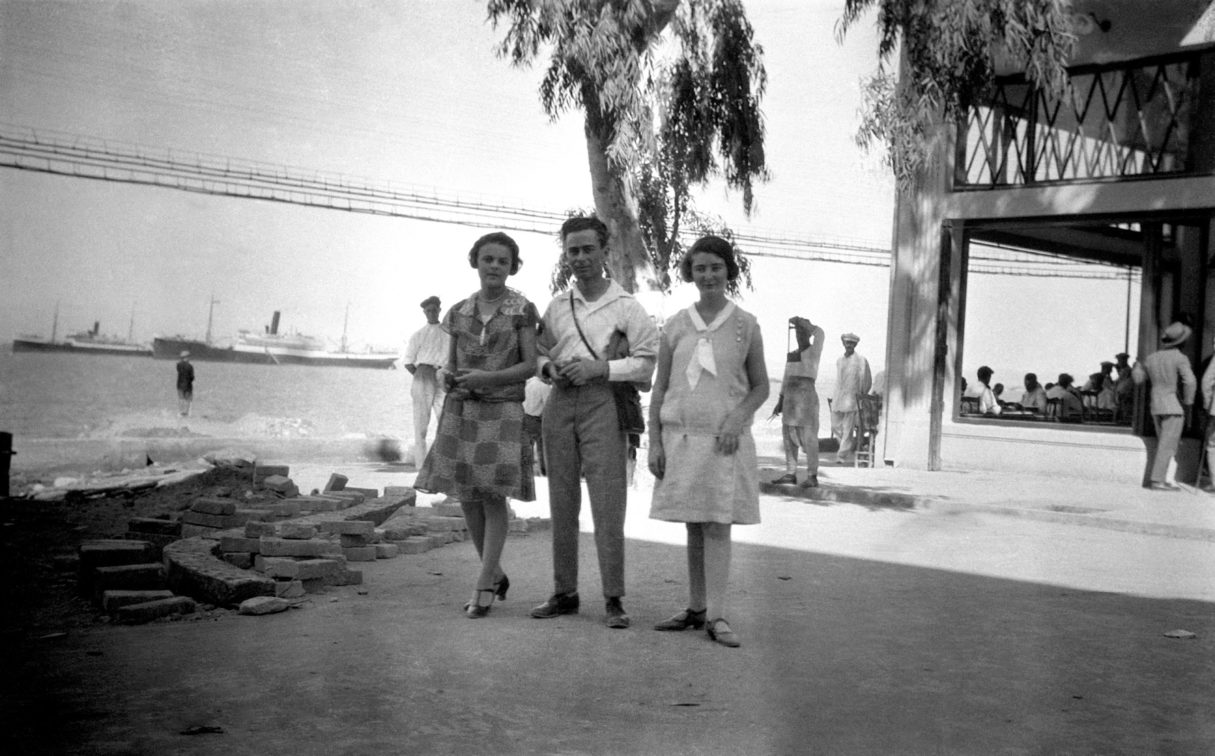 ישראל טולצינסקי עם אחותו אסתר ועם לאה פבזנר ברחוב המלכים קינגסוואיי כיום רחוב העצמאות חיפה